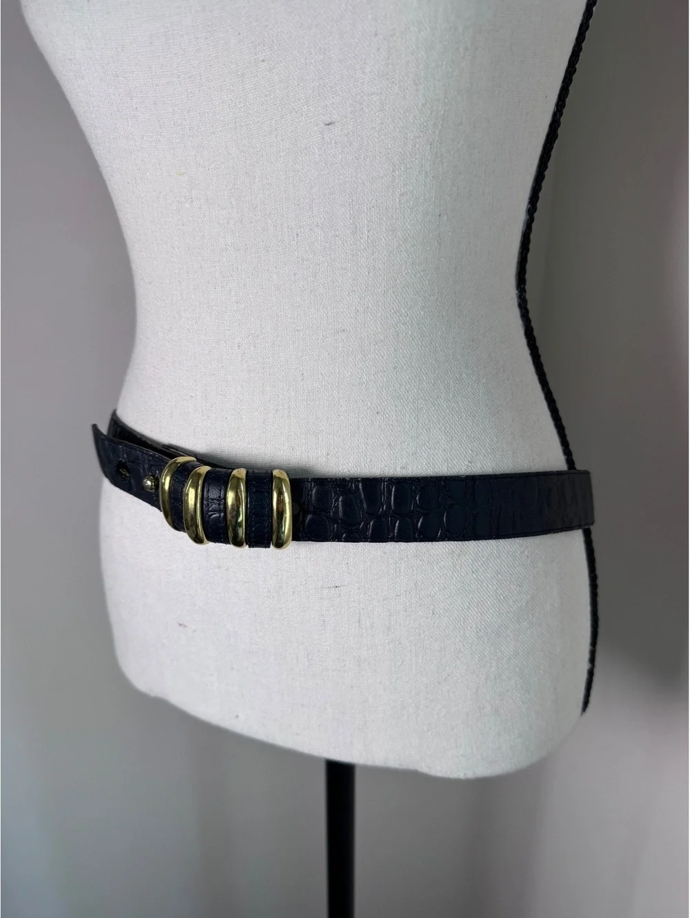 Black genuine leather belt w/ embossed crocodile texture & triple-loop buckle